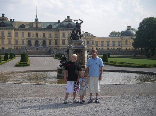 Robin, Pontus och Jonnie framfr Drottningsholms Slott