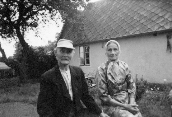 Johan och Ida utanför sitt hem i Sandbäck