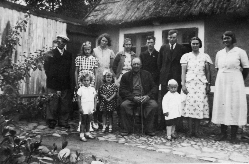 Nils 80 rsdag den 28 juli 1940 
Bakre raden frn vnster: Brandt, Elvi, Inez, Margit, Malte, Emil, Aina som hller Bo i handen , Agnes. 
Frmre raden: Torsten, Tora och Nils. 